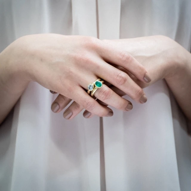 Bague "Espoir et Constance" sertie d’un diamant et d’une émeraude, inspirée de l’univers artistique de la cliente.