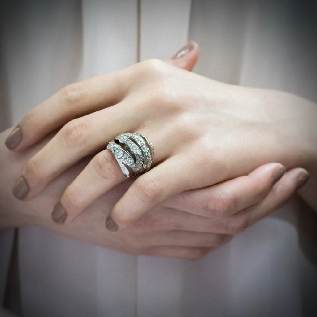 Bague "Météorite" en diamants et brillants, inspirée d'une météorite.