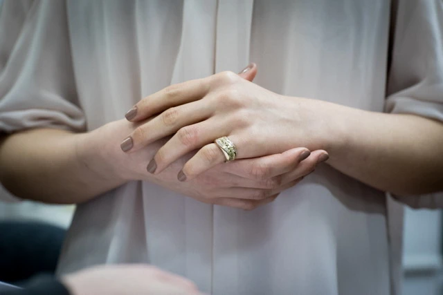 Bague "Voie lactée" en or recyclé avec des diamants sertis, inspirée de la voie lactée.